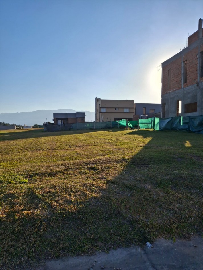 TERRENO EN BARRIO PRIVADO PRADERAS DEL NOGAL