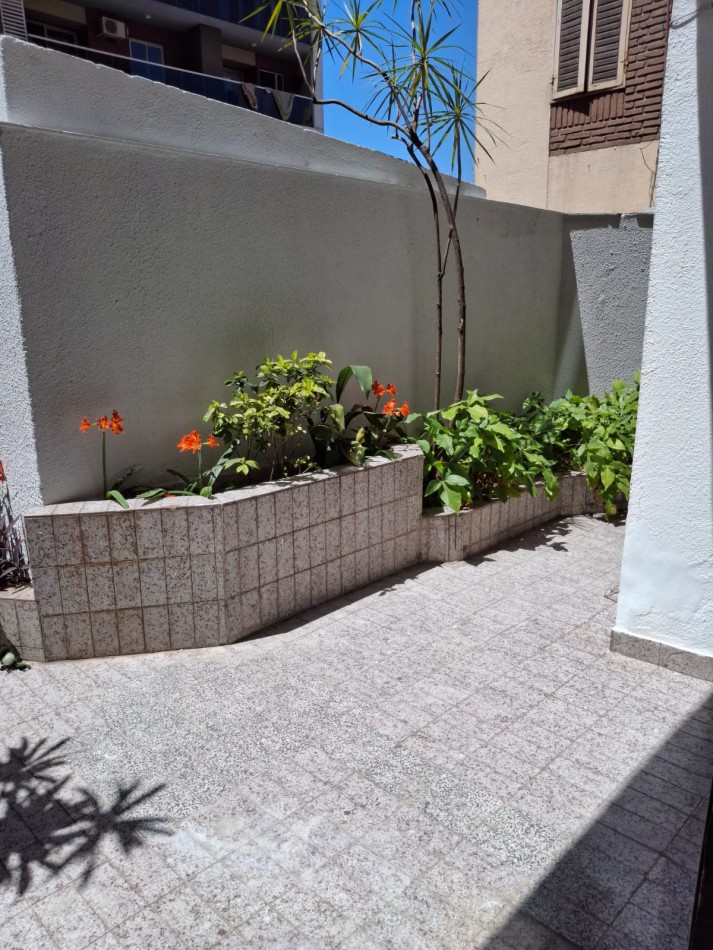 DEPTO 2 DORM CON PATIO EN ZONA CENTRICA