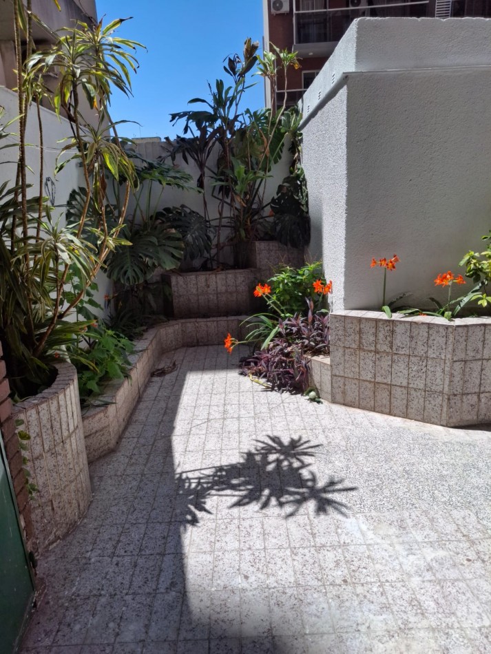 DEPTO 2 DORM CON PATIO EN ZONA CENTRICA