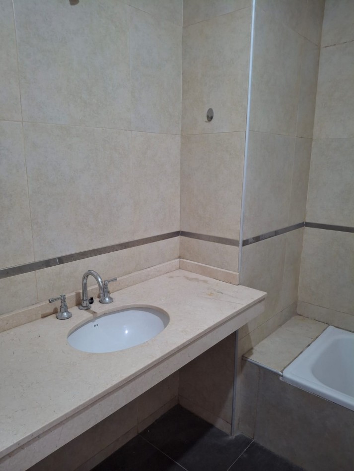 SEMIPISO 2 DORM + COCHERA EN VENTA EN BARRIO SUR